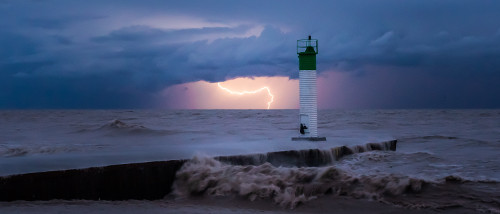lighthouse_storm 500x214